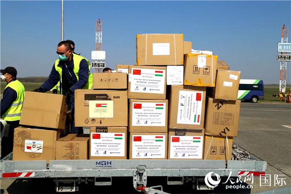 中国向匈牙利援助的医疗物资抵达布达佩斯国际机场。