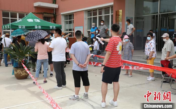 图为市民排队进行核酸检测。　杨毅 摄