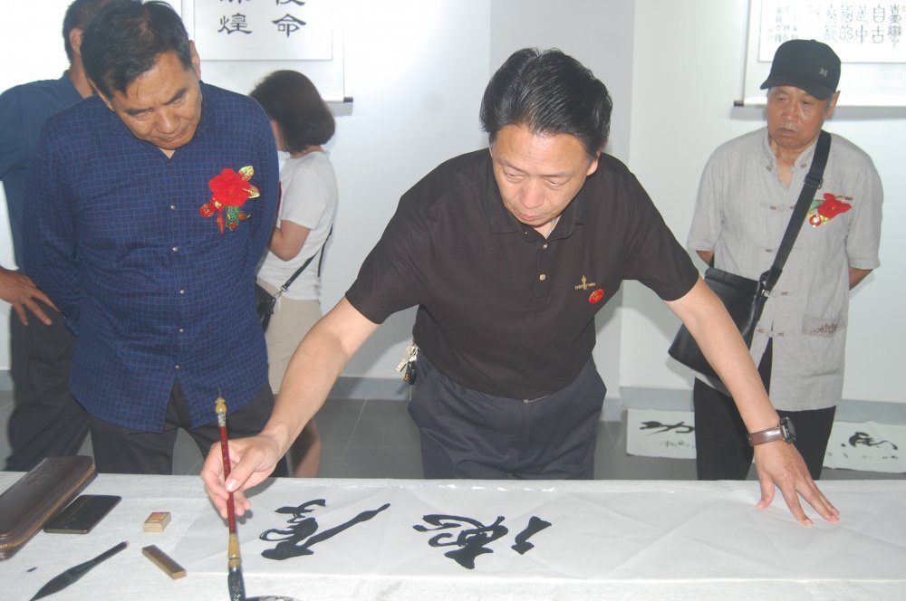 庆祝建党百年 传承红色基因 红色文化艺术作品全国巡展在驻马店开展