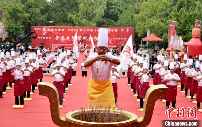 中国彭祖伏羊节在徐州开幕再现“万人空巷吃伏羊”民俗奇观