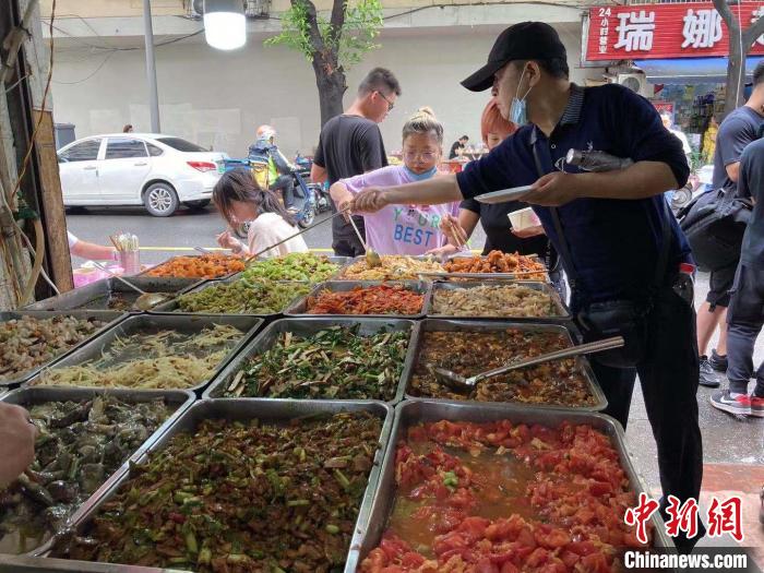 食客只需要花上14元就可以吃到20余种荤素菜品。 陈静 摄 食客只需要花上14元就可以吃到20余种荤素菜品。 陈静 摄