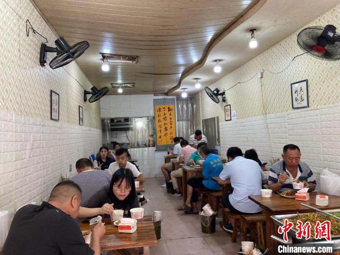 正午时分,这家自助餐厅座无虚席。 陈静。 摄 正午时分,这家自助餐厅座无虚席。 陈静。 摄