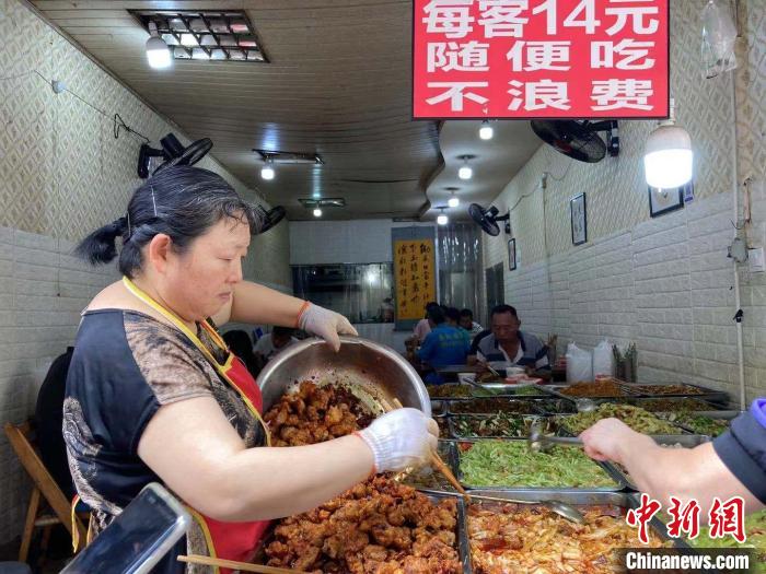 服务员正在上菜。 陈静 摄 服务员正在上菜。 陈静 摄